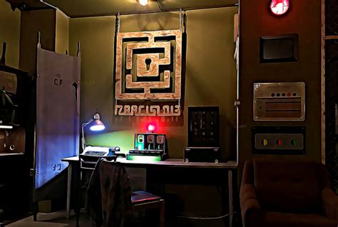 Fotografia tímu spolupracujúceho na riešení úloh v únikovej miestnosti (Escape Room).