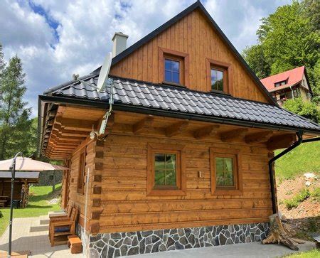 Ilustračné foto drevenice s tradičnou architektúrou a okolitou prírodou