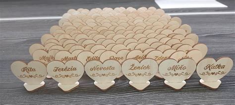 Svadobný stôl s bielymi srdiečkami ako konfetami