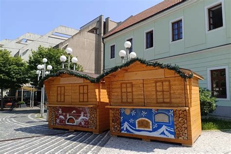 Tematické foto s vianočným motívom a prvkami obchodnej komunikácie (napr. pohľadnice, perá)