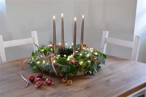 Tematické foto: Adventný veniec s horiacimi sviečkami v domácom prostredí