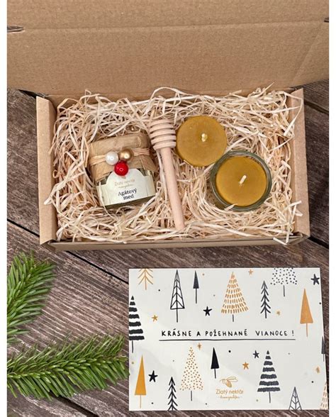 ilustrácia vianočných darčekov pod stromčekom