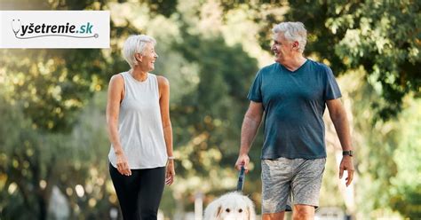 Tematické foto: Skupina ľudí na prechádzke v opustenom kúpeľnom areáli s vodným prvkom.