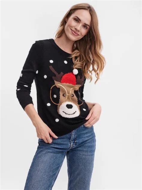 Záber na rôzne detské vianočné svetre s vianočnými motívmi ako sob, snehuliak alebo vianočný stromček