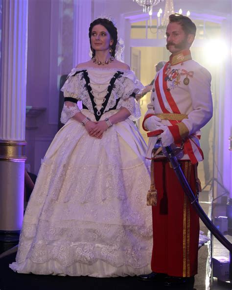 Vizualizácia rôznych strihov šiat - A-líniové, púzdrové, empire.