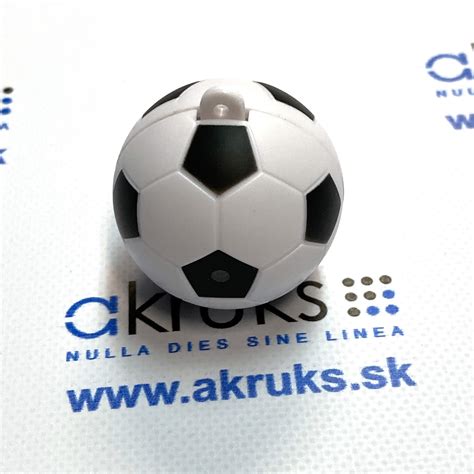 NIVEA vianočný balíček v tvare futbalovej lopty s produktmi starostlivosti o telo