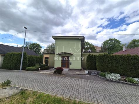 Fotografia interiéru klubu s útulnou atmosférou a priestorom pre zábavu