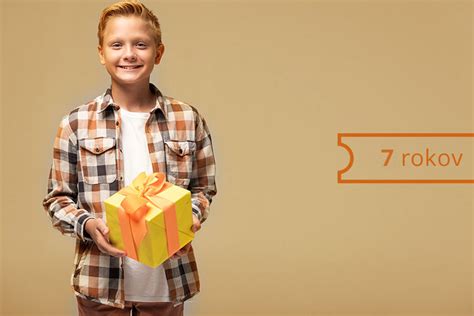 Tematické foto šťastného 3-ročného chlapca hrajúceho sa s hračkami alebo oslavujúceho narodeniny.