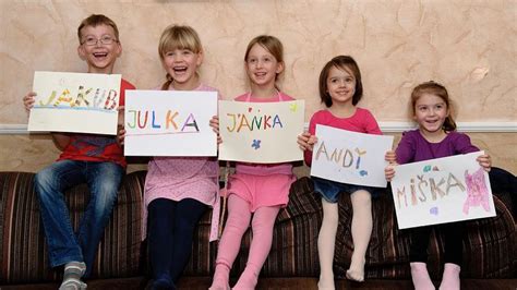 ilustračné foto: rodičia vyberajú meno pre dieťa z knihy mien