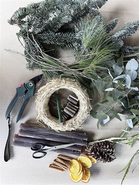 Detail viazania ihličnatých vetvičiek na korpus adventného venca