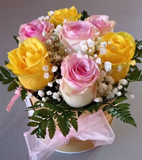 Rôzne farby ruží v kytici