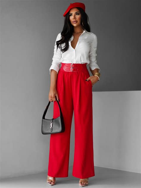 Tematické foto: Muž v štýlovom, ale pohodlnom sviatočnom outfite - rolák a elegantné nohavice alebo kardigán s tričkom