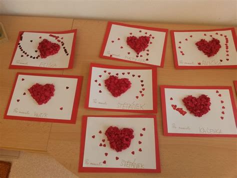 ilustračné foto vlastnoručne vyrobenej pohľadnice so srdiečkom