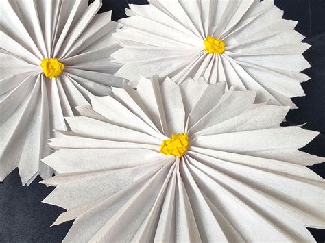 detail pohľadnice s aplikáciou srdiečok z krepového papiera