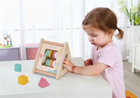 Ilustrácia rôznych drevených hračiek pre deti od 1 roka: puzzle, stavebnice, motorické hračky.