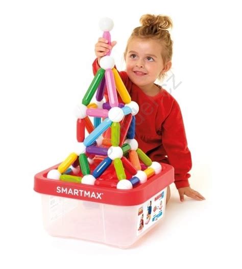 Magnetická stavebnica Smartmax a sada drevených hračiek vo vedierku.