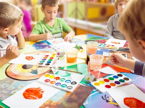 Deti maľujú umývateľnými farbami a hrajú sa na detskom hudobnom pultíku.