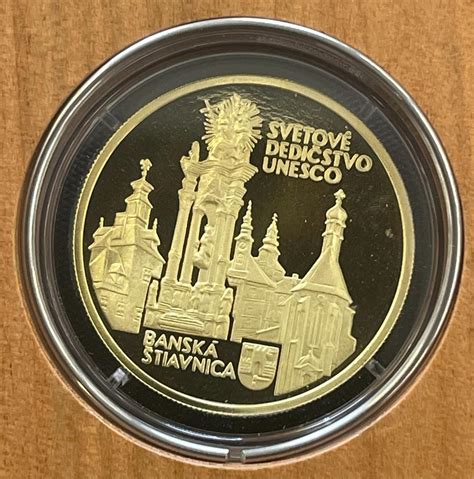 Detail averzu striebornej mince s plaketou z Bojnej a hlaholikou