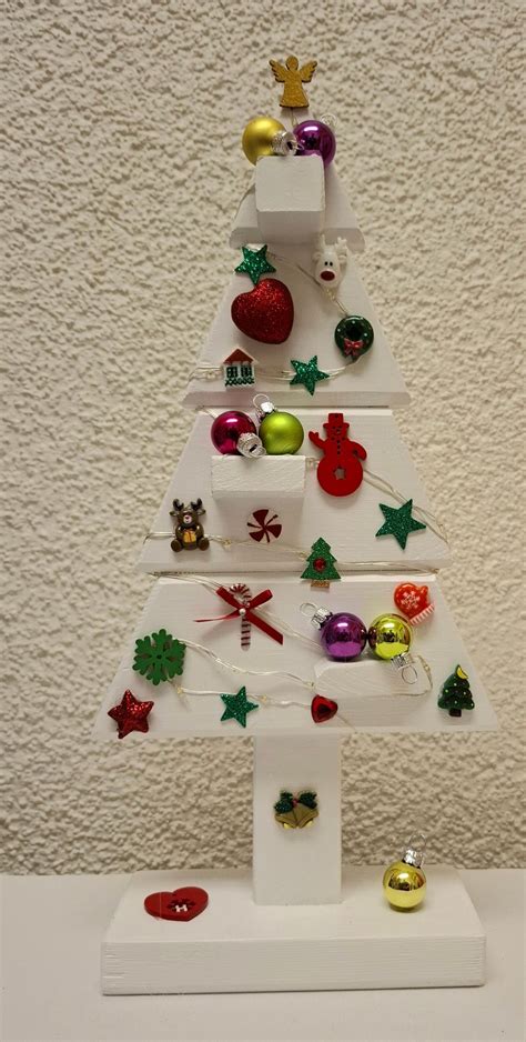 Koláž rôznych vianočných stromčekov v moderných farebných kombináciách, vrátane ružovej a striebornej.