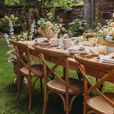 Ukážka vintage svadobnej tabule s kvetinovou výzdobou