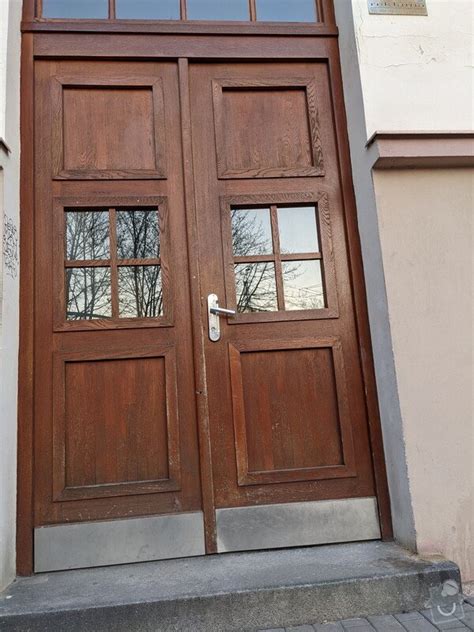 fotografia vchodových dverí domu zdobených svadobnými dekoráciami v bielej farbe