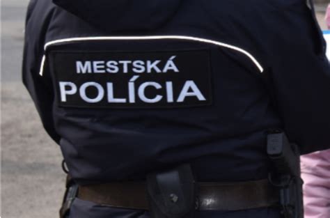 Tematické foto: Príslušník polície počas besedy so žiakmi v triede