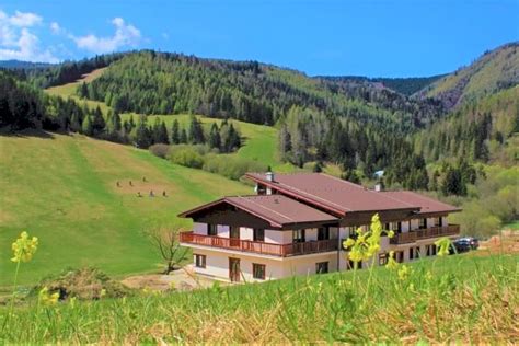 Záber na Hotel Studničky zasadený v prírodnom prostredí s pohoriami v pozadí