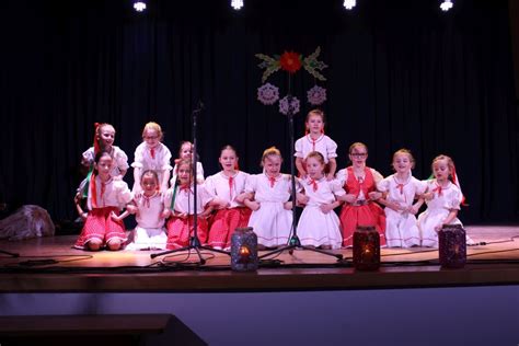 Fotografia z vystúpenia detí na javisku (napr. cup song alebo folklórne vystúpenie)