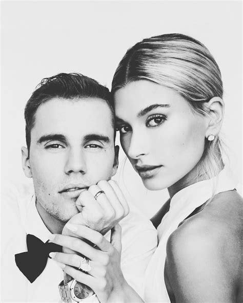 Umelecká čiernobiela fotografia Justina Biebera a Hailey Baldwin v objatí po oznámení ich zasnúbenia