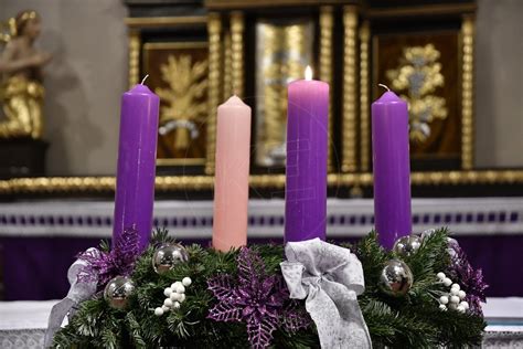 detail adventného venca s fialovými a ružovou sviečkou