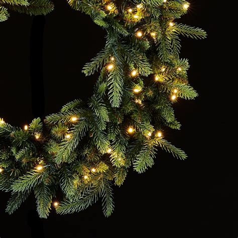 Produktové foto LED vianočnej girlandy s vyznačenými technickými parametrami (príkon, dĺžka, počet LED)