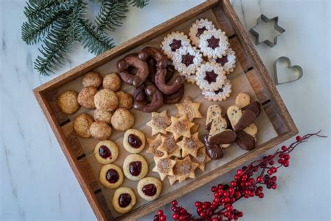 Inšpiratívna fotografia vianočného pečiva na sviatočnom stole