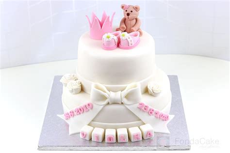 Dvojposchodová torta na krst s figúrkami macka, papučiek a korunky