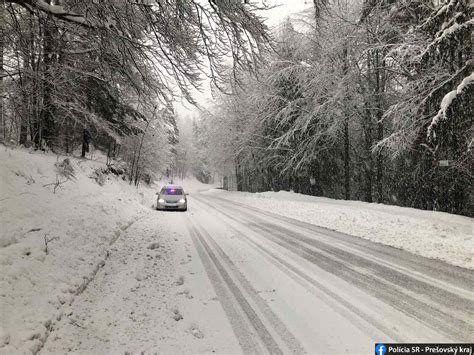 ilustrácia človeka prechádzajúceho náročnou výzvou alebo prekážkovou dráhou