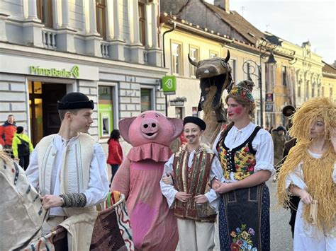 Záber na tradičný alegorický sprievod počas vinobrania v historickom meste