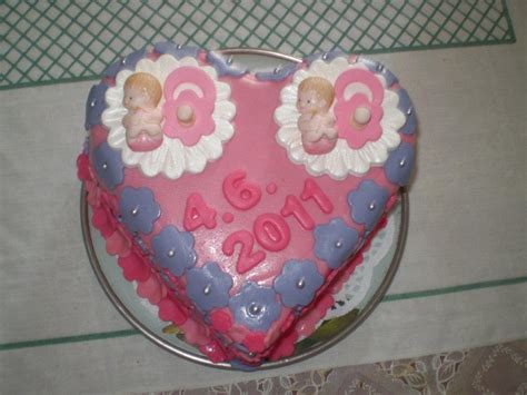 torta pre dvojičky kombinujúca ružové a modré prvky s detskými motívmi