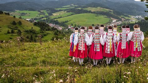 Tematické foto zachytávajúce tancujúci folklórny súbor v pestrofarebných krojoch z východného Slovenska