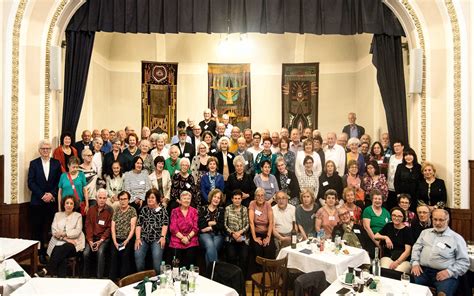 Fotka skupiny ľudí zabávajúcich sa pri hre na oslave