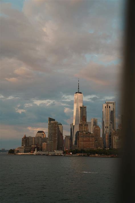 panoráma New Yorku počas Dňa svätého Patrika so zelenými svetlami
