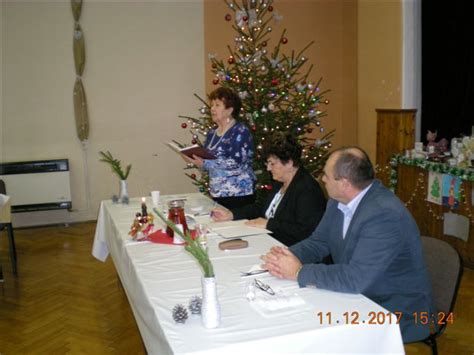 Seniori spoločne spomínajú pri vianočnom stole