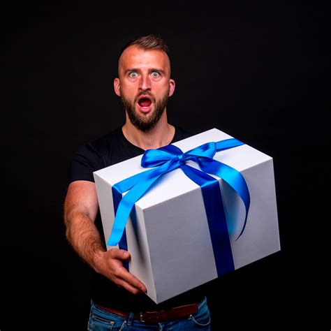 Ilustračná fotografia ženy pri oddychu alebo pri darčekovej krabici.