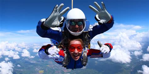 Koláž rôznych adrenalínových zážitkov ako bungee jumping, tandemový zoskok padákom a let balónom.