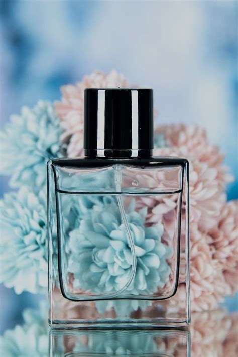 Štýlová fotografia luxusnej kozmetiky a parfumov.