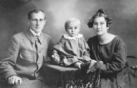 Tematická fotografia: Rozhodujúci rodičia nad zoznamom mien