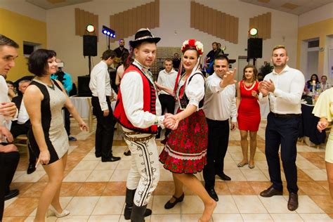 Ilustračná fotografia: Tradičný slovenský redový tanec v ľudových krojoch