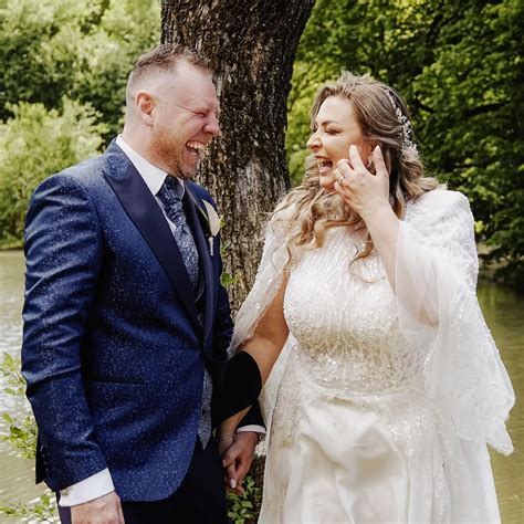 Ilustračná fotografia páru pred historickým zámkom