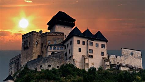 Fotografia Trenčianskeho hradu s výhľadom na mesto