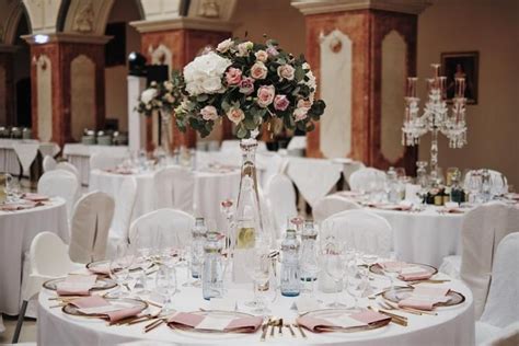 Interiér kaštieľa s elegantnou svadobnou výzdobou