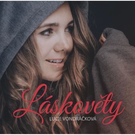 Speváčka Lucie Vondráčková v trblietavých šatách počas bratislavského krstu albumu Láskověty.