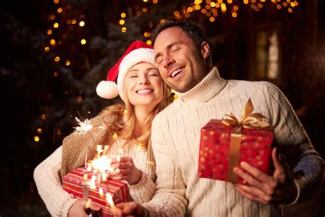 Muž a žena si vymieňajú darčeky s úsmevom.